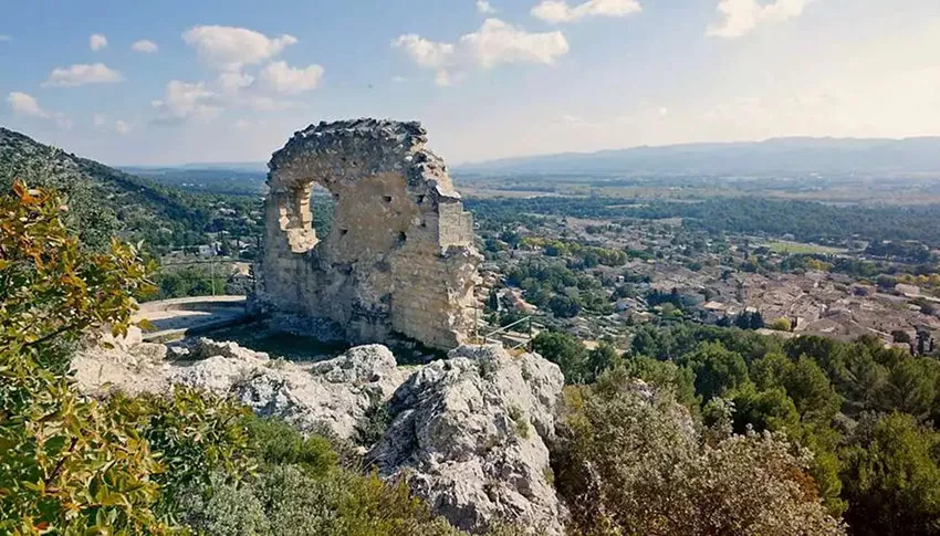 Ruines du château de Mérindol, vestiges historiques au cœur du Luberon, entourés de collines et de nature provençale 