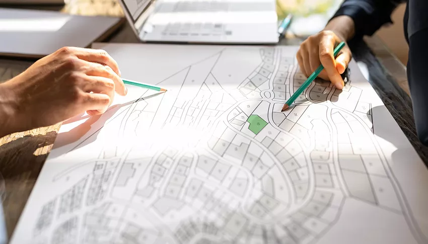 Bureau du service urbanisme de la mairie de Mérindol, espace d’accueil et de conseil pour les projets de construction, rénovation et aménagement, avec vue sur des plans et documents administratifs.