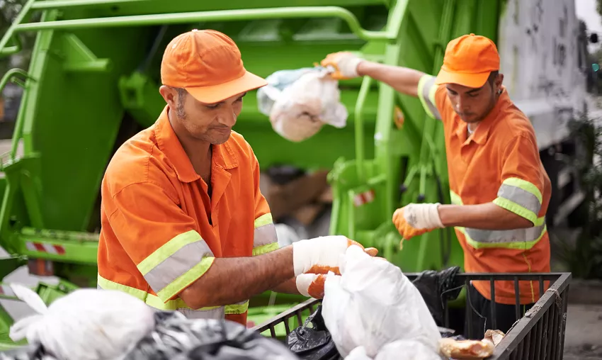 collecte des ordures menageres a merindol organisee par la communaute luberon monts de vaucluse avec poubelles sorties la veille pour le ramassage