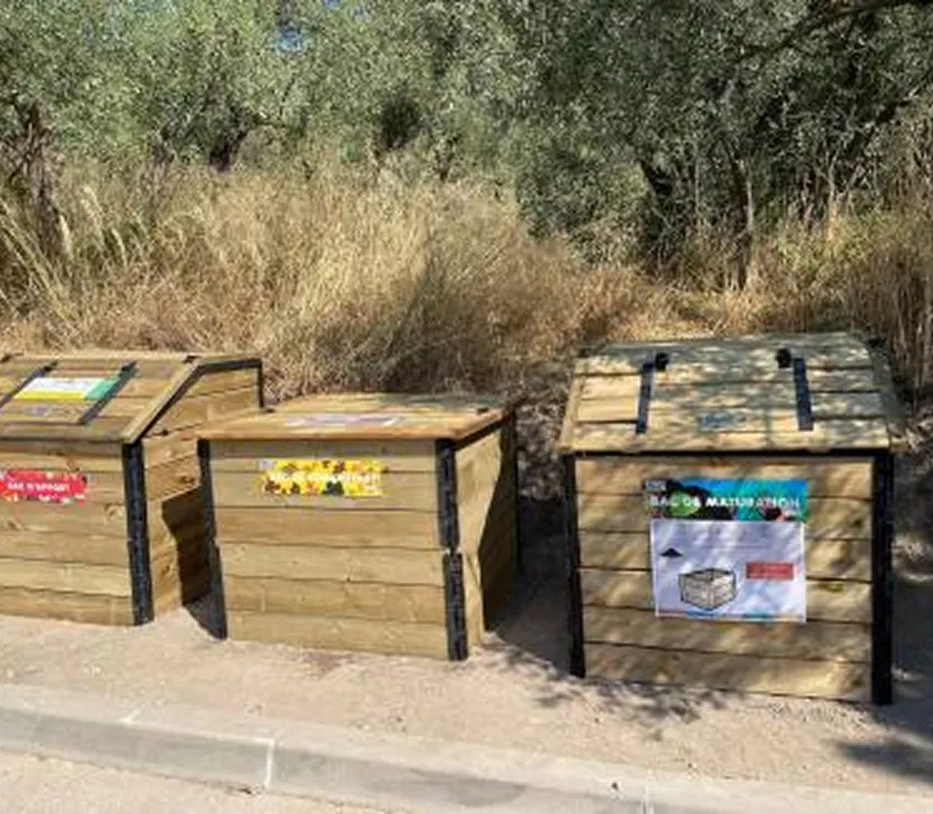 compostage collectif a merindol avec trois bacs pour biodéchets matiere seche et maturation du compost disponible sur le parking de la muse avec bioseau offert a linscription