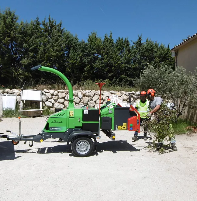 broyage de vegetaux a domicile a merindol service gratuit et ecologique realise par les agents municipaux avec machine de broyage disponible sur reservation