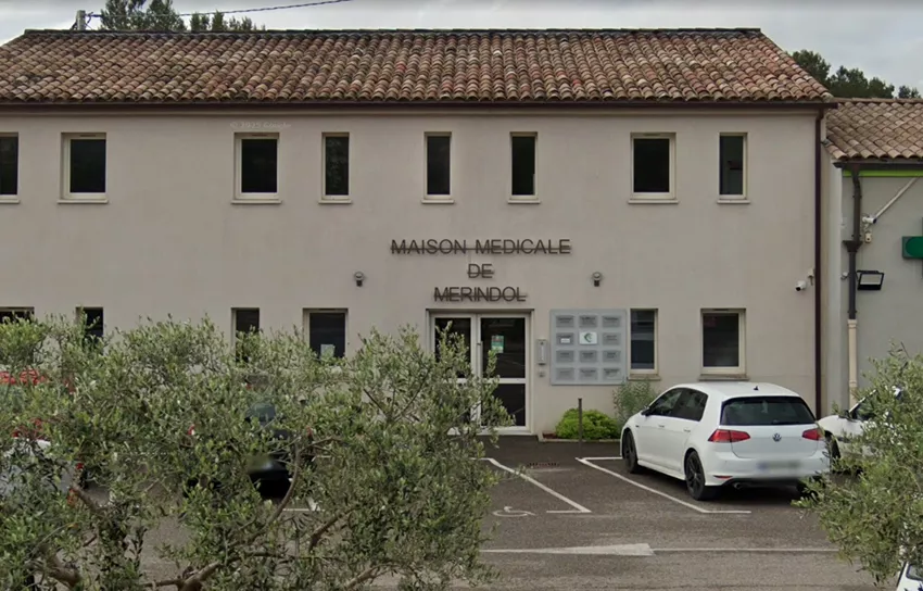 façade de la maison médicale de mérindol située chemin départemental 973, accueillant une équipe pluridisciplinaire de professionnels de santé pour accompagner les habitants