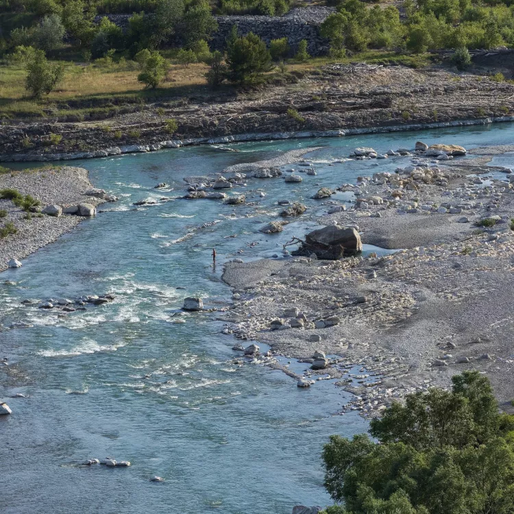 La Durance, fleuve emblématique de Provence, offrant des paysages variés propices à la randonnée et au vélo le long de ses rives 