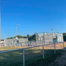 City stade de Mérindol, espace multisports en plein air pour le football et autres jeux collectifs, situé route de Lauris dans le complexe municipal 