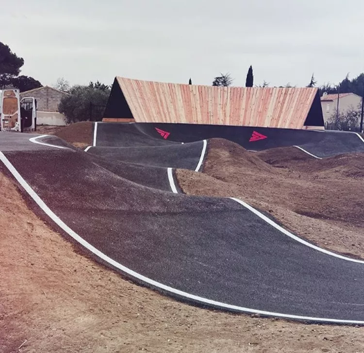 Pumptrack sécurisé et ludique de Mérindol, espace multi-glisse conçu pour tous les âges, fruit d’un projet collectif avec des professionnels du BMX et VTT