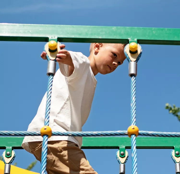  Enfant jouant dans un parc aménagé au cœur de Mérindol, espace sécurisé et convivial dédié aux loisirs en plein air