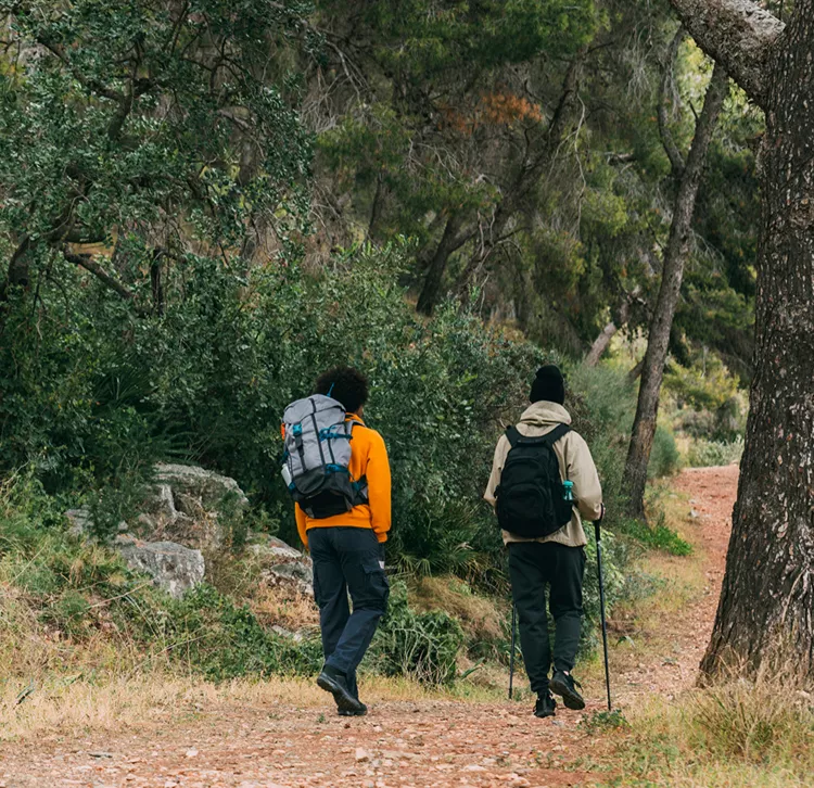 Randonneurs sur un sentier du Luberon près de Mérindol, entourés de garrigue et paysages naturels typiques de Provence