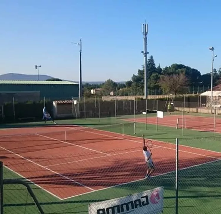Court de tennis municipal de Mérindol, en plein air dans le complexe sportif route de Lauris, accessible sur réservation 