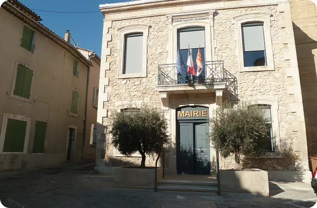 fronton de la mairie de mérindol siege du conseil dadministration du ccas preside par philippe batoux avec sophie buchaca adjointe aux affaires sociales comme vice-presidente