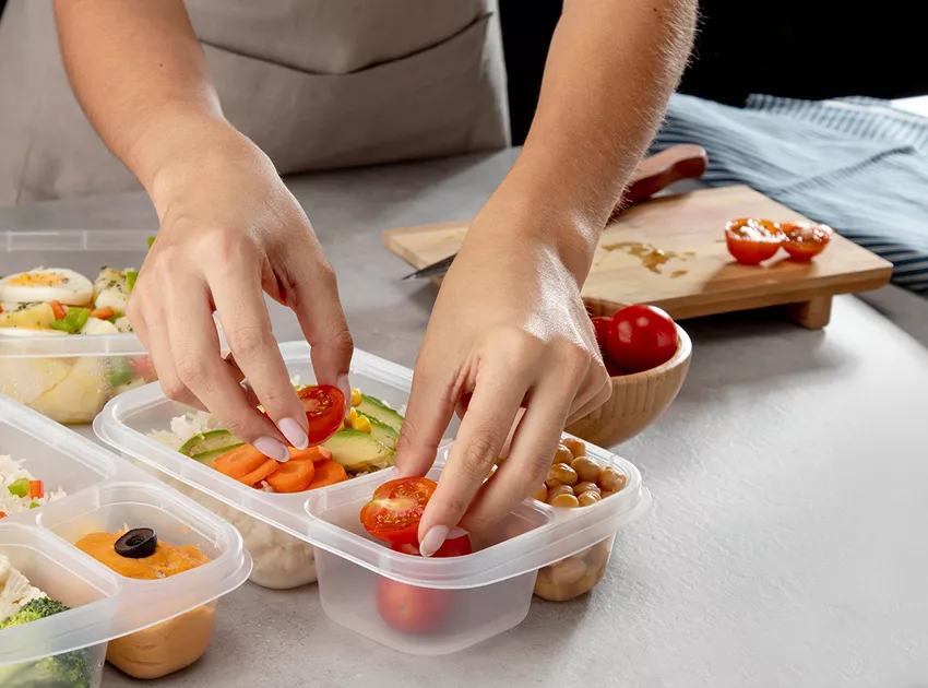Repas équilibrés préparés par la cuisine centrale de la mairie de Mérindol, conditionnés en barquettes et livrés à domicile pour les personnes âgées ou en perte d’autonomie, du lundi au vendredi. 