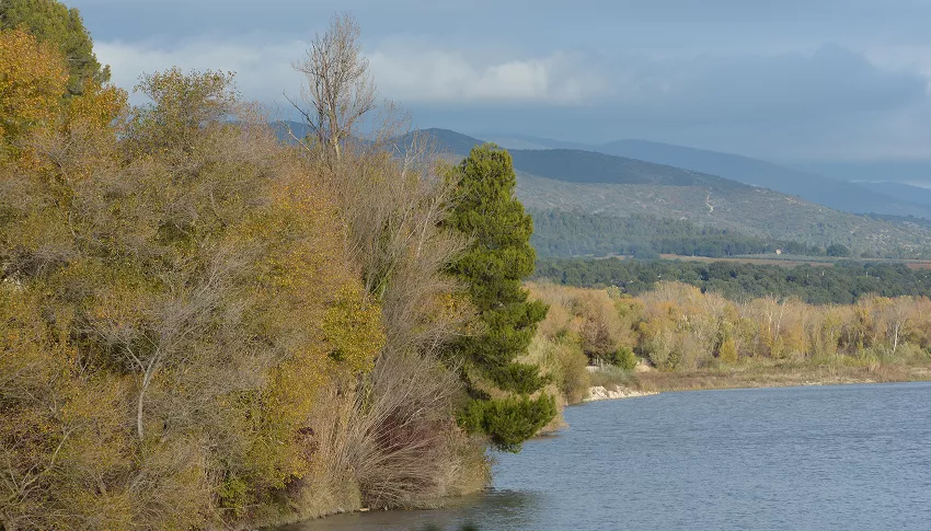 Vue panoramique sur la vallée de la Durance depuis Mérindol, avec les collines du sud-Luberon et les Alpilles en arrière-plan