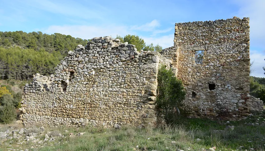 Vestiges du château de Mérindol, symbole de la mémoire vaudoise et de la résistance historique dans le Luberon 