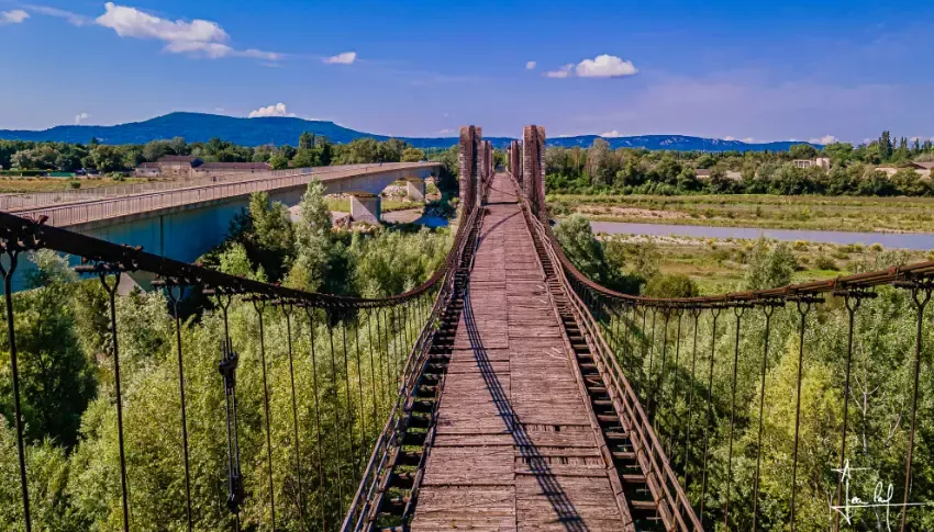 Vieux pont de la Durance à Mérindol, monument historique construit au XIXe siècle, symbole du lien entre traditions provençales et modernité 