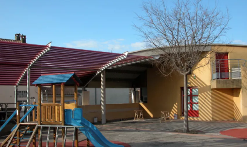École primaire et maternelle de Mérindol avec ses bâtiments accueillant environ 220 élèves, un cadre scolaire de proximité avec 9 classes et 10 enseignants, sous la direction d’Émilie Bongiovanni 