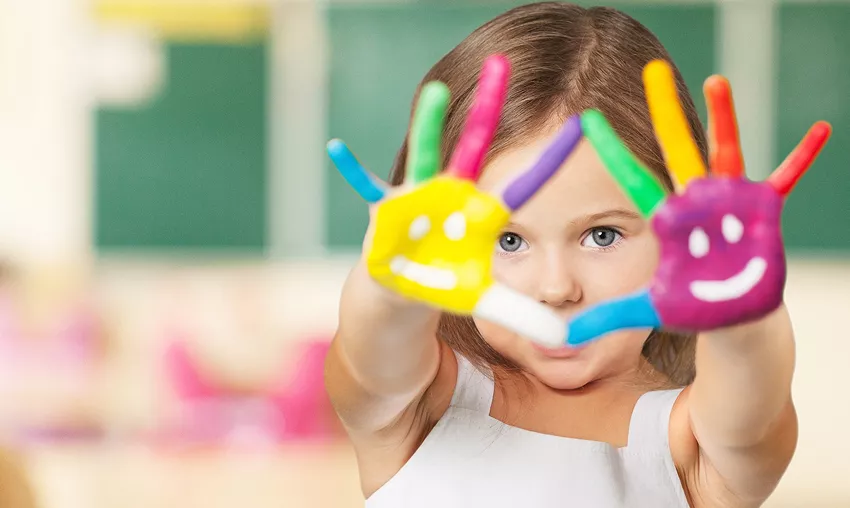 Classe de maternelle multiniveaux à Mérindol avec une enseignante et une ATSEM, où les enfants de petite, moyenne et grande section apprennent ensemble dans un esprit de solidarité et d’entraide favorisant le développement des compétences sociales et cognitives.