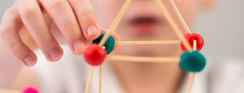  Ateliers autonomes maternelle avec tiroirs d’activités adaptés aux différents niveaux des enfants.