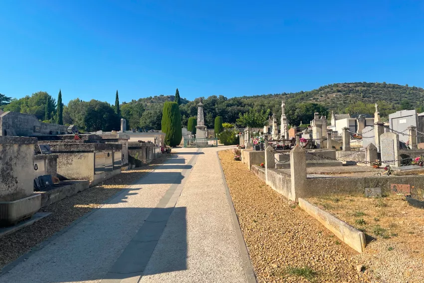  vue du cimetiere de merindol liee aux demarches de demande et autorisation prealable aux travaux sous la surveillance des gardes champetres