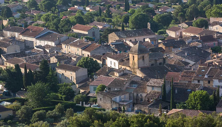 Vue aérienne de Mérindol, village reconstruit après la tragédie vaudoise, illustrant son essor historique et son paysage rural préservé au cœur du Luberon