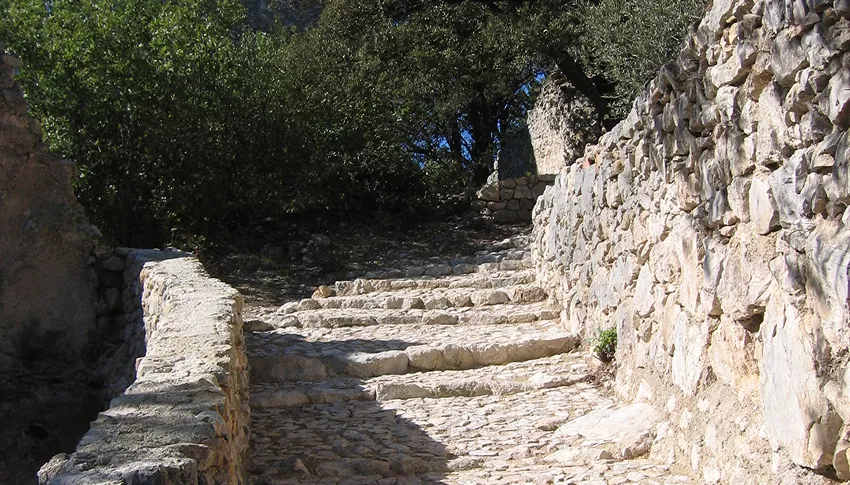  Escaliers en pierre menant au castrum médiéval de Mérindol, vestige du village fortifié fondé au XIIIe siècle autour de son château 