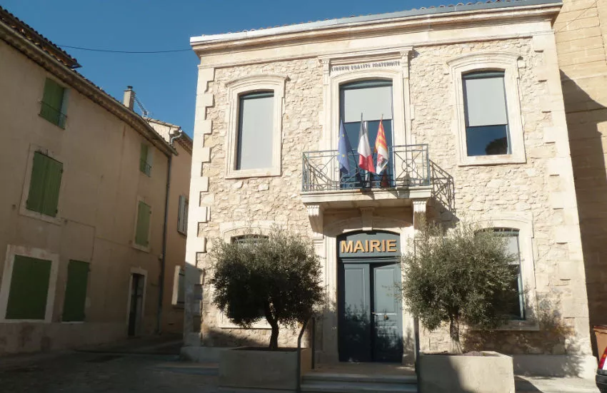  Fronton de la mairie de Mérindol, symbole de la renaissance du village au XVe siècle grâce à l’installation des familles vaudoises 