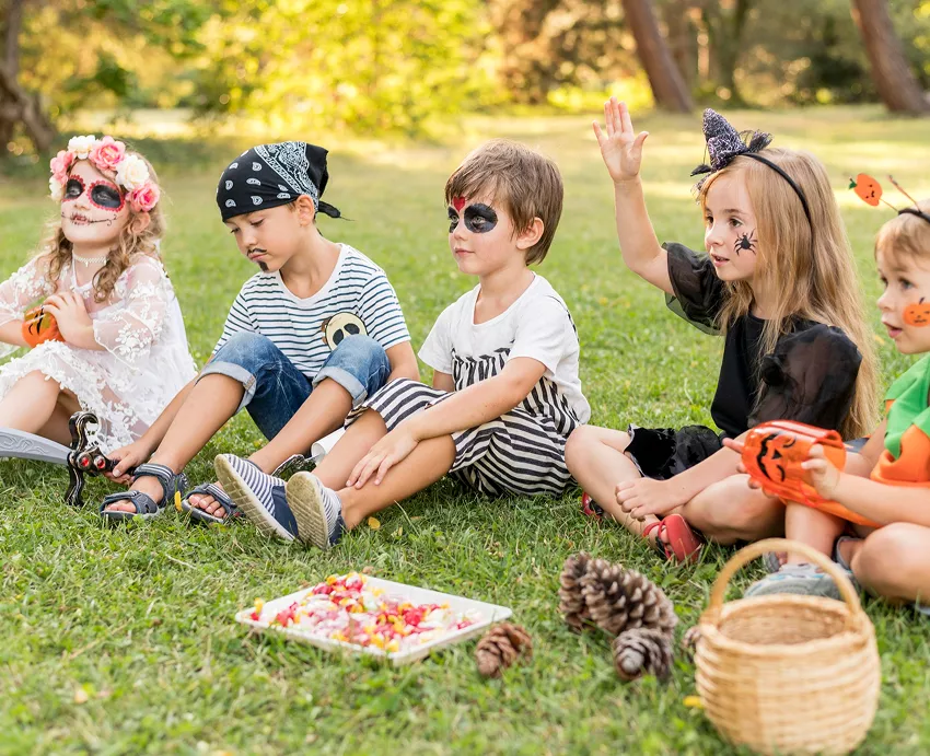 Enfants jouant et s’amusant à l’Accueil de Loisirs Sans Hébergement (ALSH) de Mérindol, un espace sécurisé et ludique pendant les mercredis et vacances scolaires. 