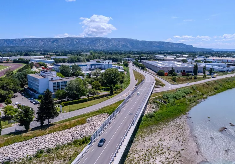 communaute d agglomeration luberon monts de vaucluse regroupant 16 communes dont merindol offrant services mutualises developpement local environnement culture et transport