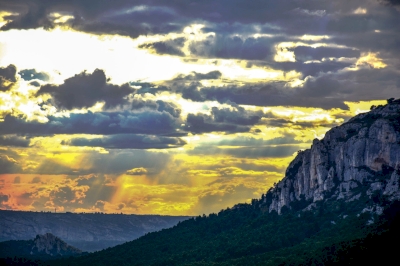 Ciel avec soleil couchant derrière les falaises