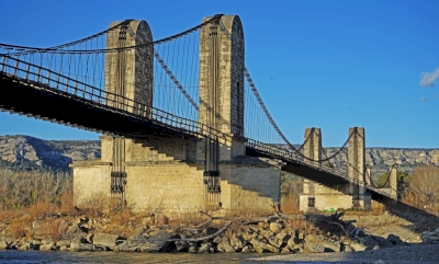 Pont suspendu ruines au pied
