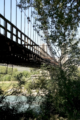 Vue de dessous du pont suspendu